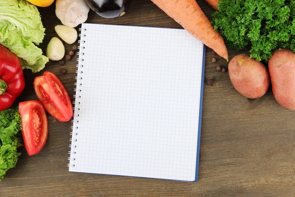 taze sebze ve baharat ve kağıt, tahta arka plan ile ilgili notlar