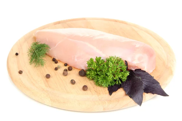 Filetes de frango crus em tábua de madeira, isolados sobre branco — Fotografia de Stock