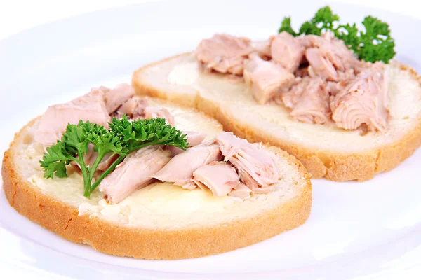 Leckere Sandwiches mit Thunfisch und Kabeljauleber, isoliert auf weiß — Stockfoto