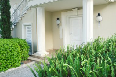 ön yüzünde çevre düzenlemesi ile modern ev