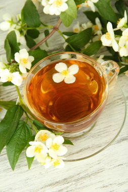 çay Yasemin, ahşap masa üstünde ile yakın çekim