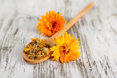 ahşap zemin üzerine calendula taze ve kurutulmuş çiçekler
