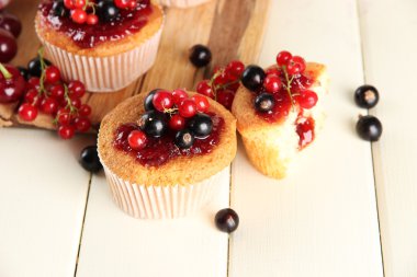 Beyaz ahşap masa üzerinde meyveleri ile lezzetli muffins