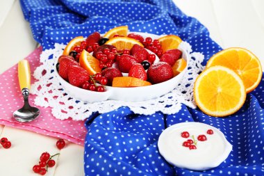 plaka üzerinde ahşap masa yakın çekim yararlı meyve salatası