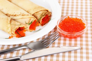 Tablo yakın çekim üzerinde kırmızı havyar ile lezzetli gözleme