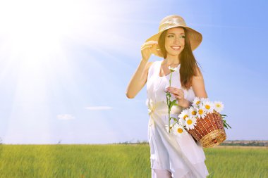 Tarlada Çiçekler ile güzel bir genç kadın portresi