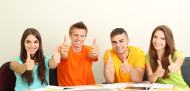 Grup genç öğrenci oturma odasında