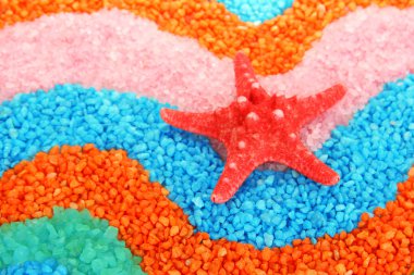 Deniz yıldızı deniz tuzu arka planı renkli kristaller üzerine