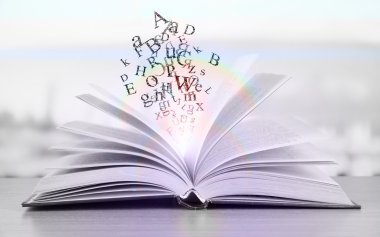 kitap harfleriyle gri tonlarında açın.