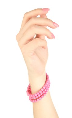 pembe manikür ve parlak bilezik, üzerinde beyaz izole kadın eliyle