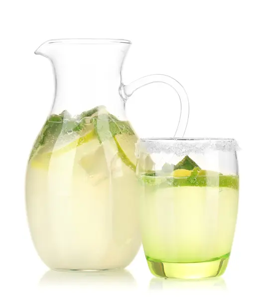 Limonata in brocca e vetro isolata su bianco — Foto Stock