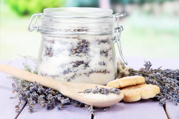 Frasco de açúcar de lavanda e flores de lavanda frescas em fundo brilhante — Fotografia de Stock