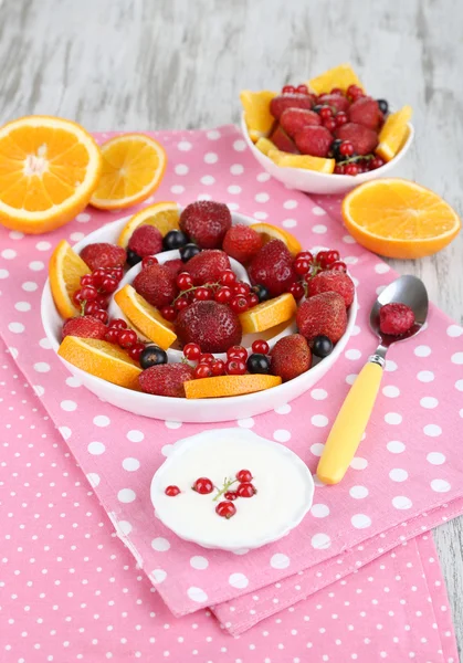 Ensalada de frutas útil en platos sobre mesa de madera de cerca —  Fotos de Stock