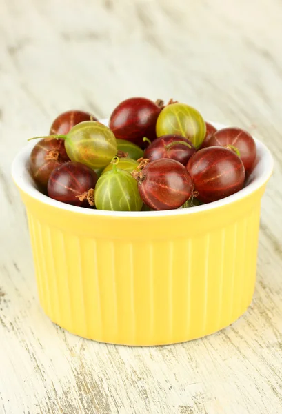 Färska krusbär i skål på bordet närbild — Stockfoto