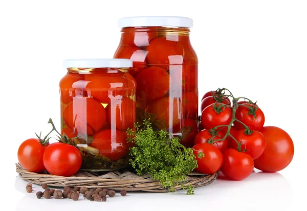 Smakelijke ingeblikte en verse tomaten, geïsoleerd op wit — Stockfoto