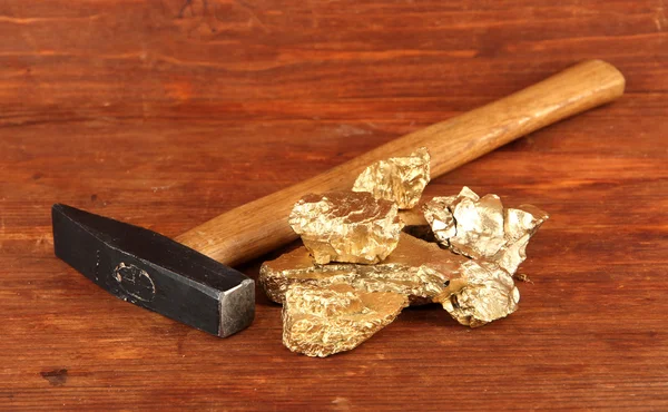 Nuggets dorados con hummer sobre fondo de madera — Foto de Stock