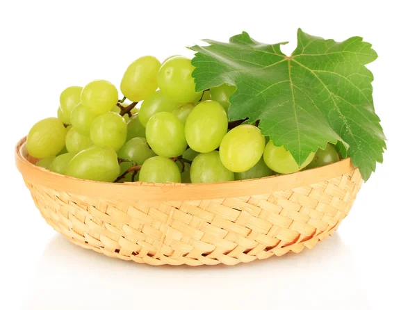 Спелый вкусный виноград в плетеной корзине изолированы на белом — стоковое фото