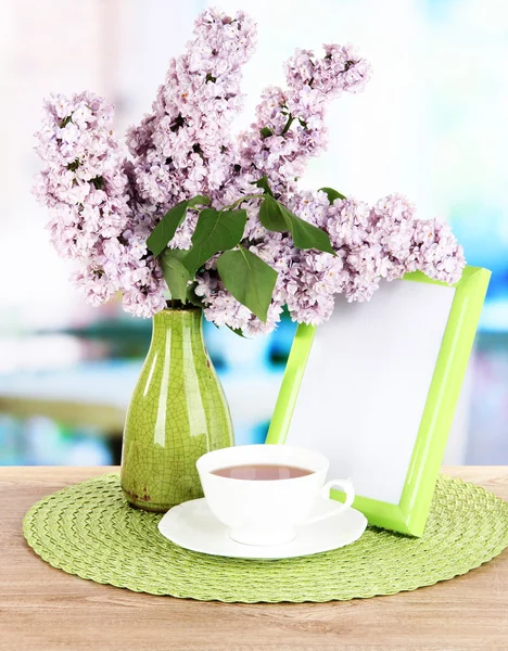 Schöne fliederfarbene Blumen auf dem Tisch im Zimmer — Stockfoto