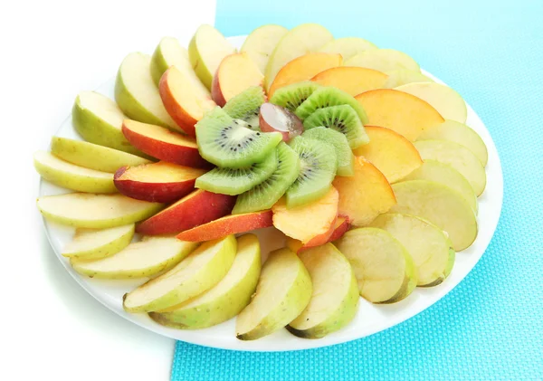 Üzerinde beyaz izole tabağa dilimlenmiş meyve çeşitleri — Stok fotoğraf