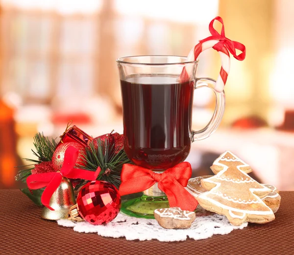 Bebida saborosa quente com doces de Natal e outras decorações em fundo brilhante — Fotografia de Stock