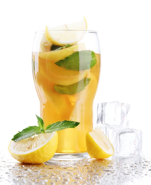 Chá gelado com limão e hortelã isolado em branco — Fotografia de Stock