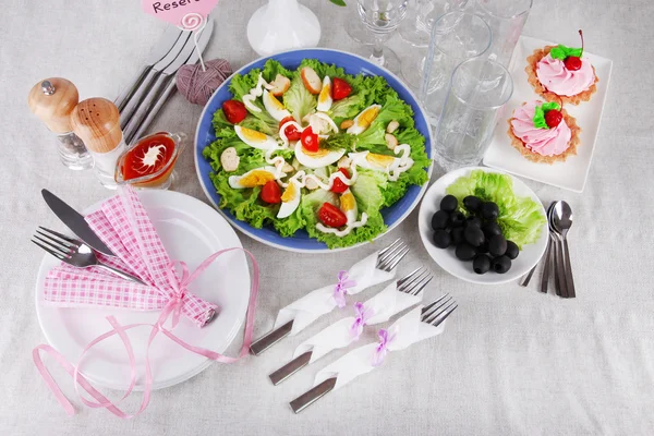 Table setting on tablecloth — Stock Photo, Image