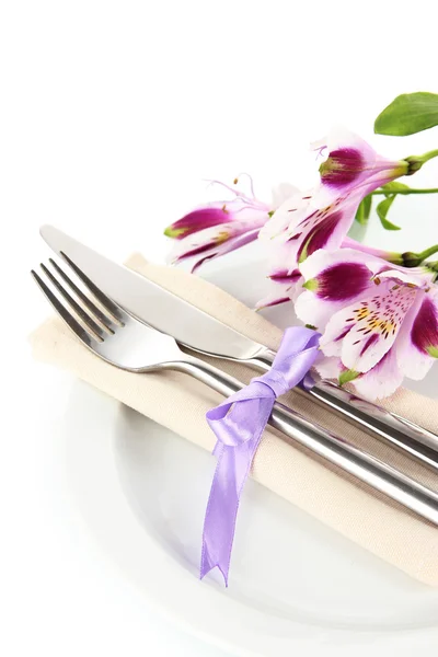 Festlig matbord miljö med blommor isolerad på vit — Stockfoto