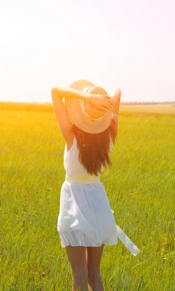 Porträt einer schönen jungen Frau auf dem Feld — Stockfoto