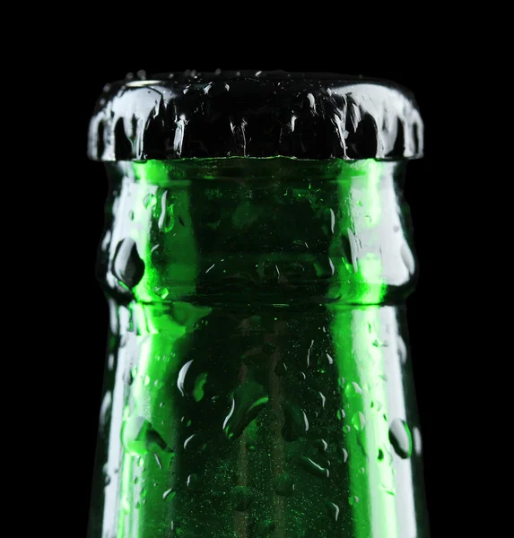 Пляшка пива на чорному тлі — стокове фото
