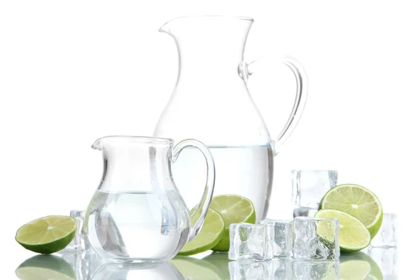 Glas kannor vatten med is och lime isolerad på vit — Stockfoto