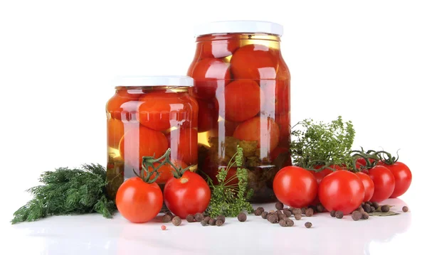 Leckere Tomaten aus der Dose und frisch, isoliert auf weiß — Stockfoto