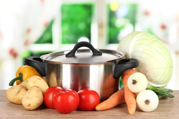 Ingrediënten voor het koken van de soep op tafel in de keuken — Stockfoto