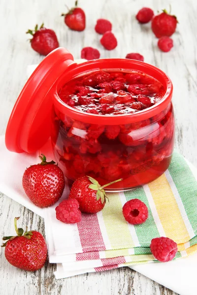 Domácí bobule marmeládou na dřevěný stůl — Stock fotografie