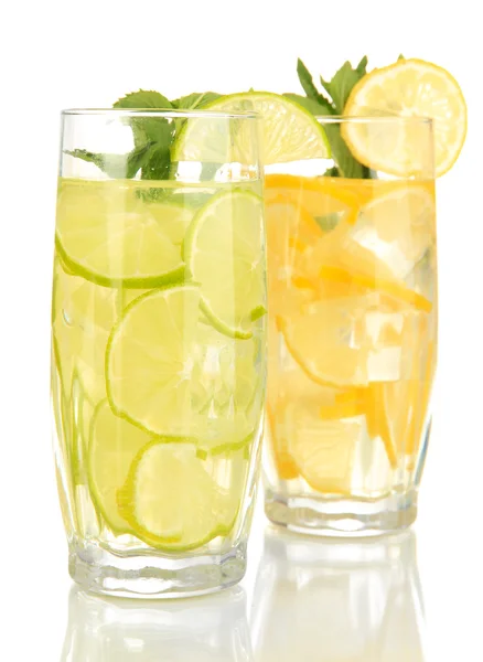 Vasos de bebidas de frutas con cubitos de hielo aislados en blanco —  Fotos de Stock