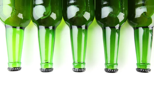 白に隔離されたビールのボトル — ストック写真