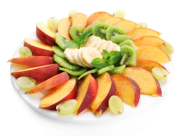 Surtido de frutas en rodajas en plato, aisladas en blanco — Foto de Stock