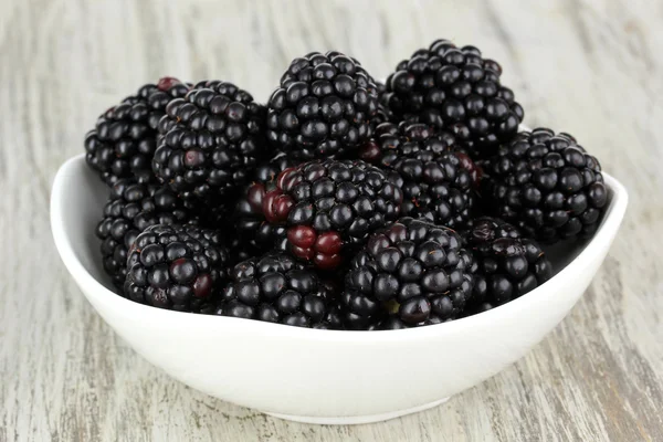 Mûres sucrées dans un bol sur la table close-up — Photo