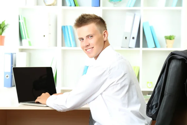 Portrét mladého podnikatele pracující v kanceláři — Stock fotografie