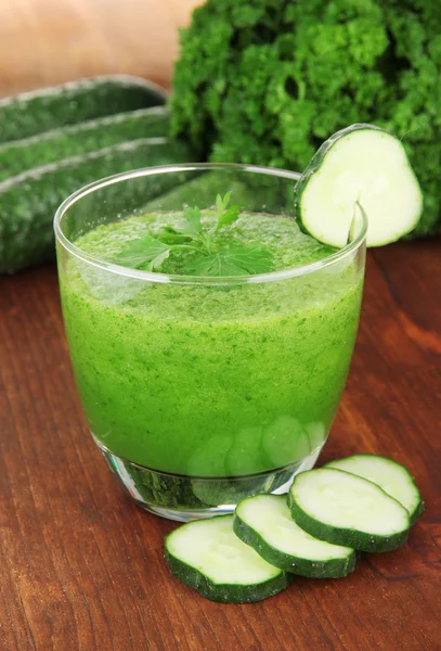 Grüner Gemüsesaft auf dem Tisch in Großaufnahme — Stockfoto