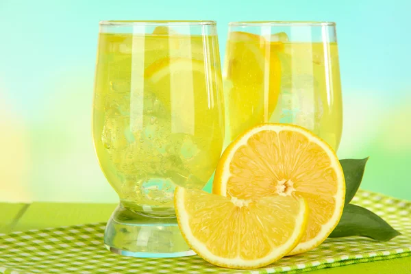 Köstliche Limonade auf dem Tisch auf hellblauem Hintergrund — Stockfoto