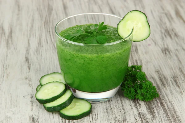 Зеленый овощной сок на столе крупным планом — стоковое фото