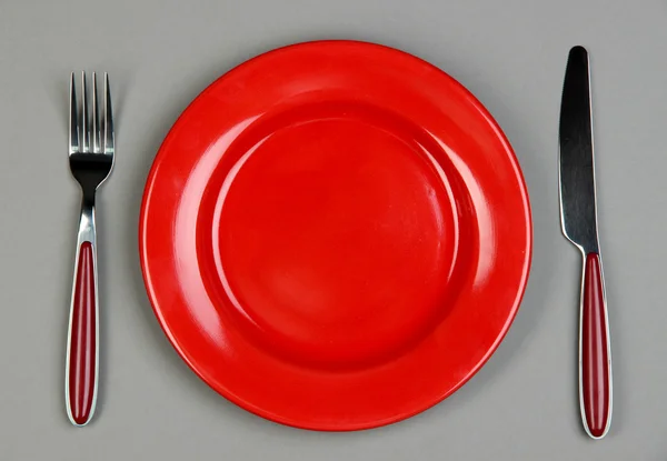 Bıçak, renk tabak ve çatal, renkli arka plan üzerinde — Stok fotoğraf
