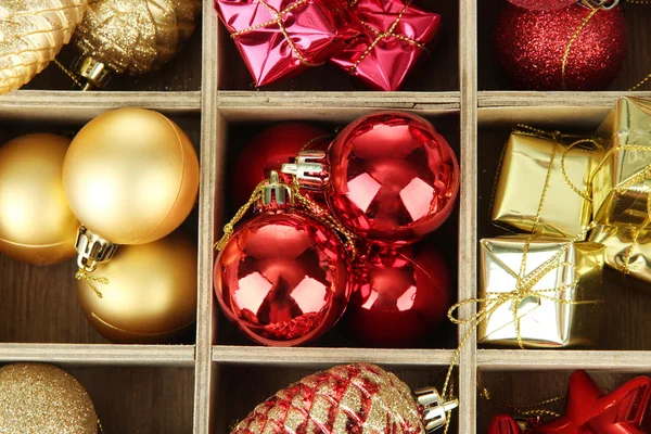 Caixa de madeira preenchida com decorações de Natal fundo — Fotografia de Stock