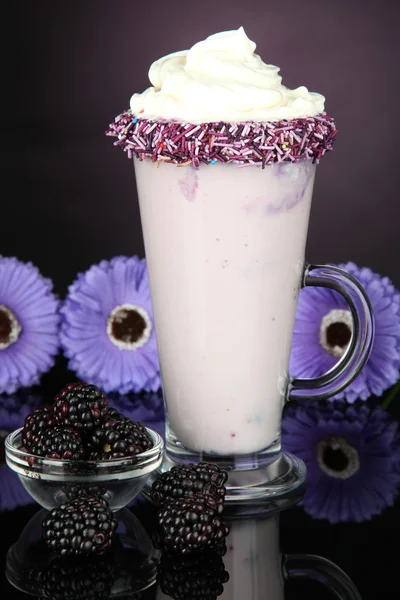 Délicieux milk shake sur fond violet foncé — Photo