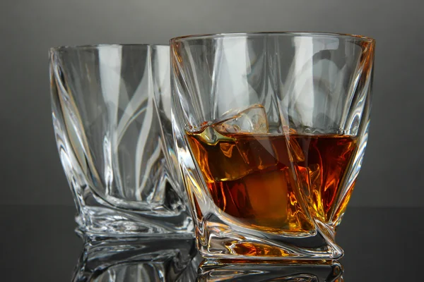 Lunettes de whisky, sur fond sombre — Photo