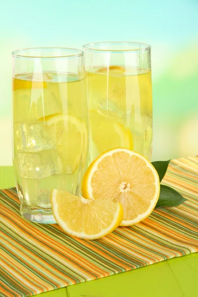 Köstliche Limonade auf dem Tisch auf hellblauem Hintergrund — Stockfoto