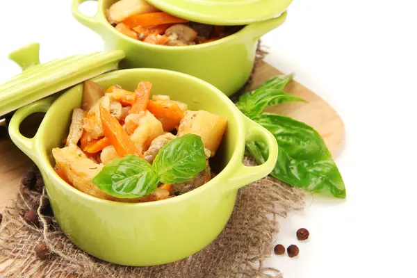 Fríe la carne de res casera con verduras en sartenes de color, aisladas en blanco —  Fotos de Stock