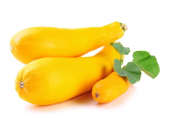 Rå gul zucchini med blad, isolerad på vit — Stockfoto
