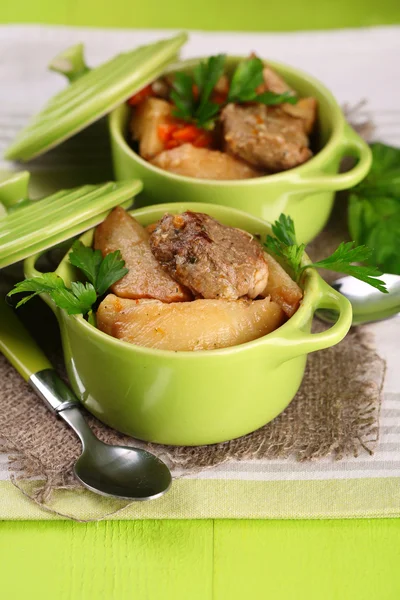 Homemade beef stir fry with vegetables in color pans, on bright background — Stock Photo, Image