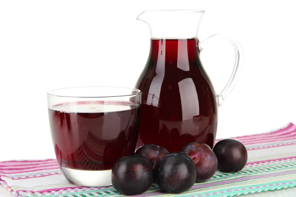 Délicieux jus de prune sur table sur fond blanc — Photo